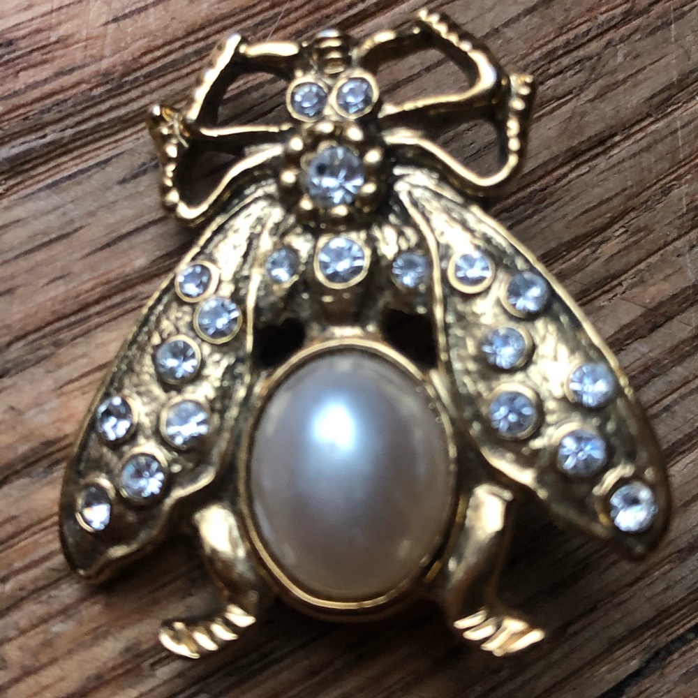 Gold Tone Fly Pin with Faux Pearl Body